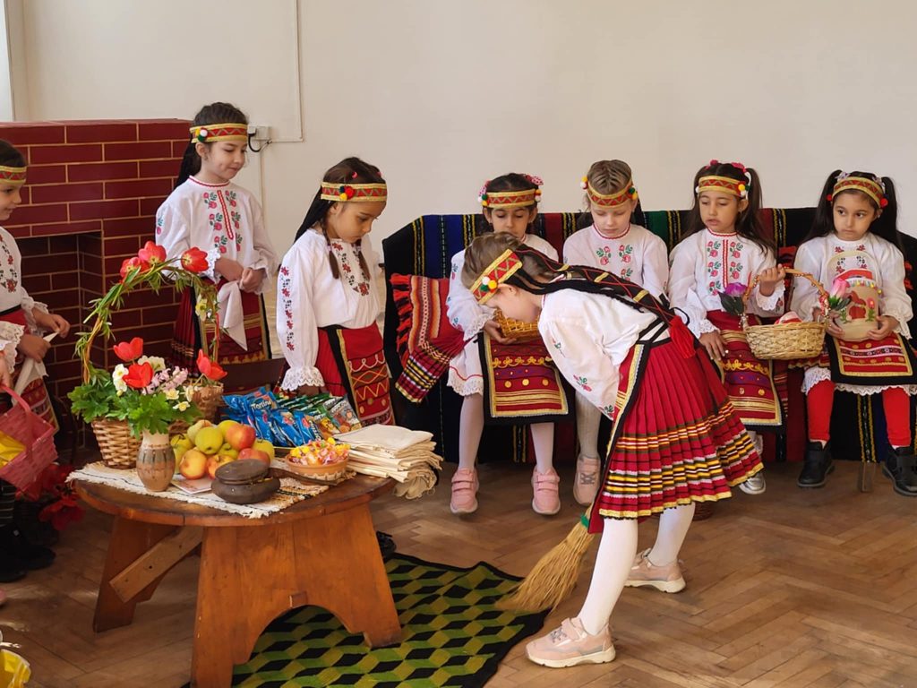 Празнична трапеза с народни носии